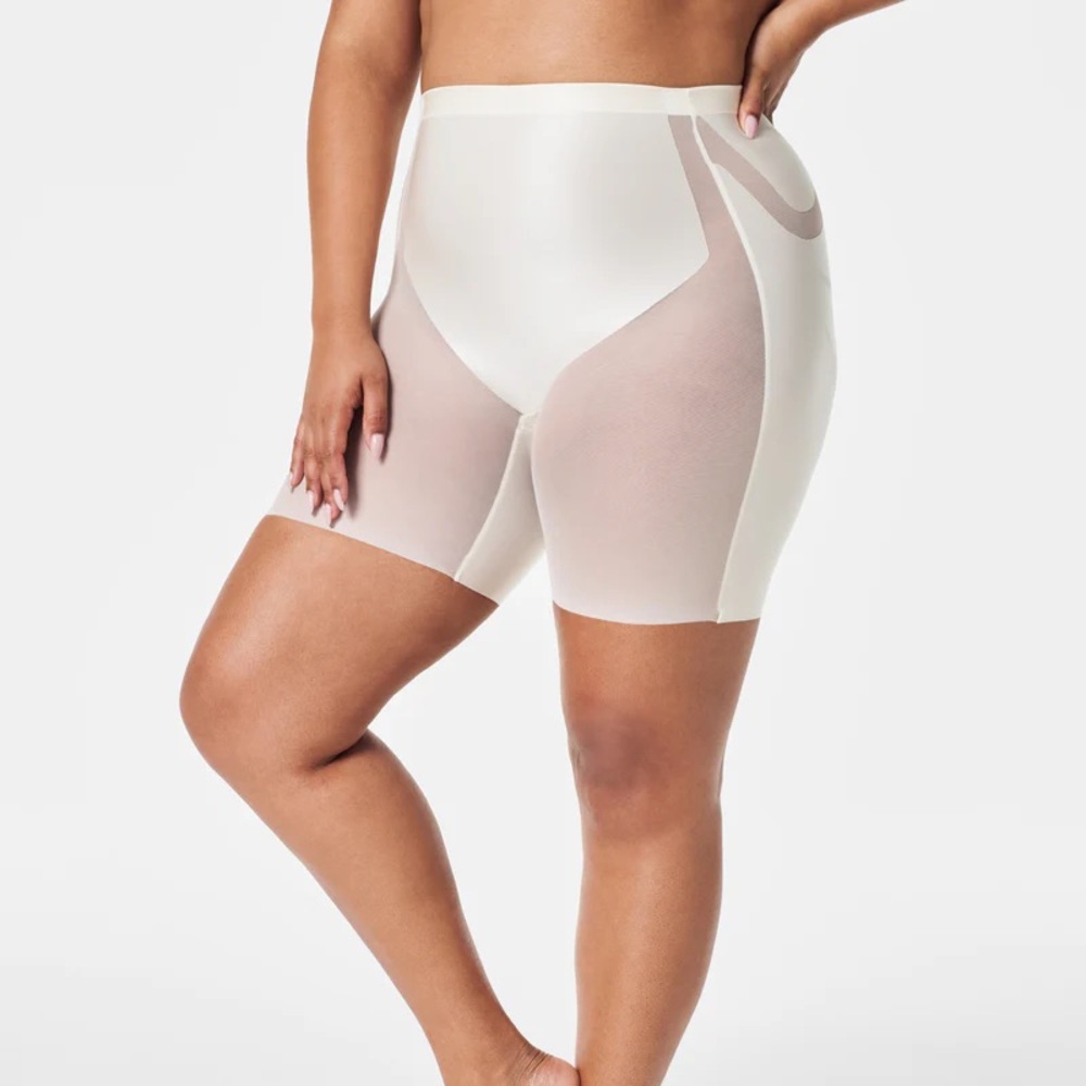 NWT Spanx Booty-Lifting Shaping Mid-Thigh Short